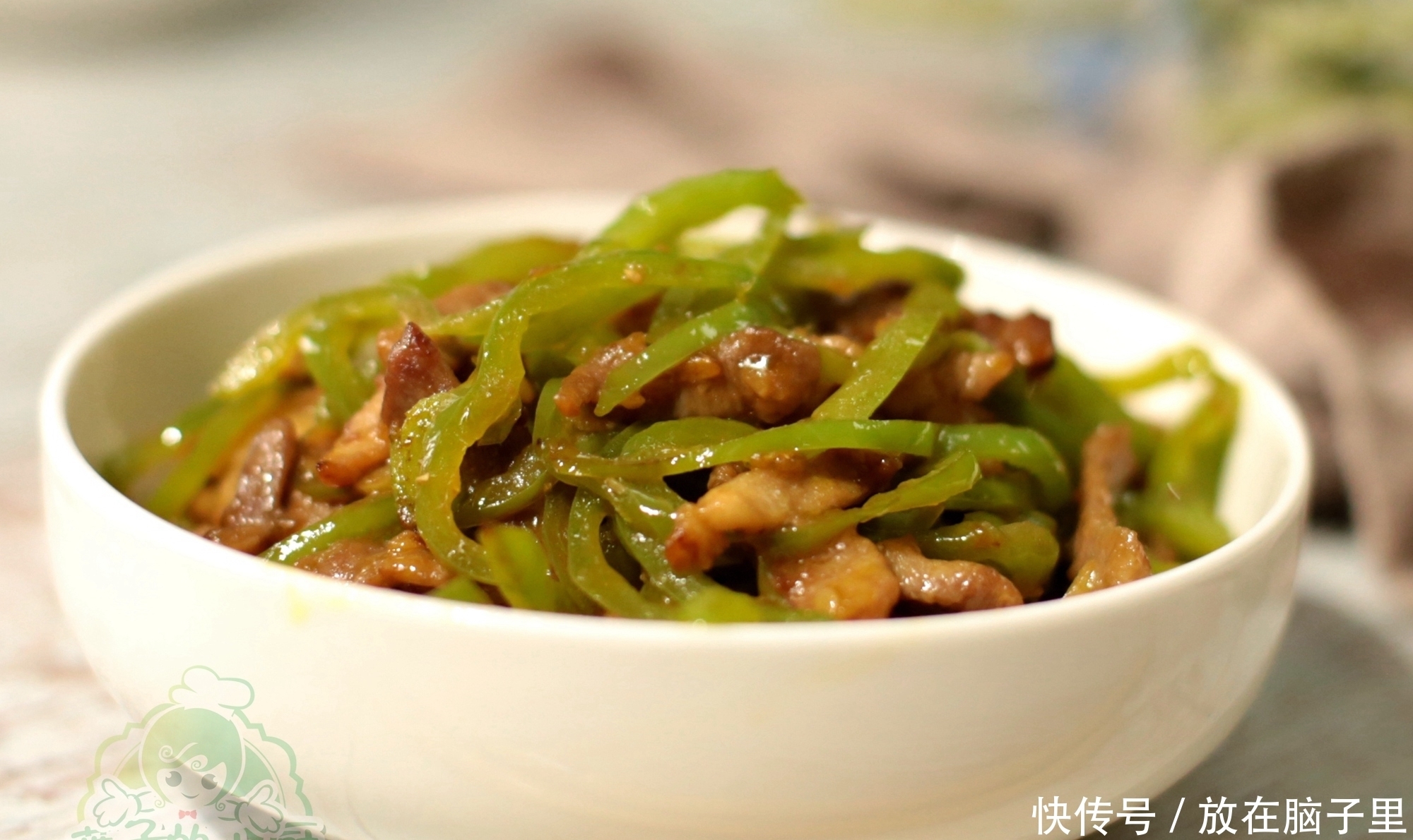 青椒炒肉丝,到底先炒肉还是青椒?分享一下跟大厨学来的方法