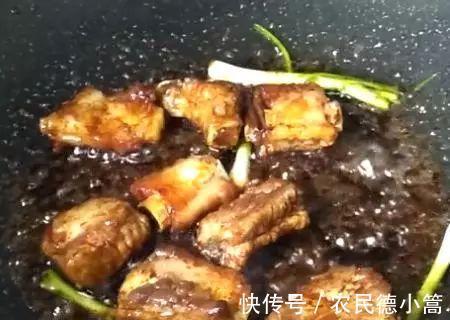 玉米粒|电饭锅排骨焖饭，做法简单，排骨软烂鲜香，看一遍就学会