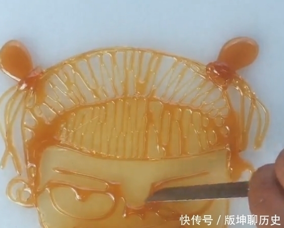 看头!手艺人麦芽糖胡乱“画哪吒”,本以为没看头,成品:舍不得下嘴!