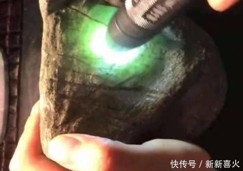 皮壳|花3万5买下一块原石,却连手镯都取不出,只能勉强做几块牌子