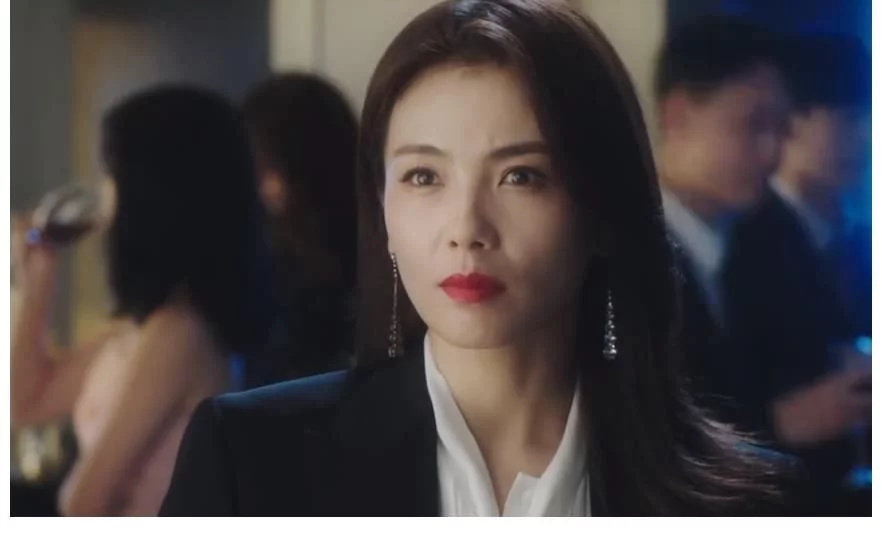 刘涛扮演女主角程曼,表情严肃,眉毛之间充满了女性的勇气
