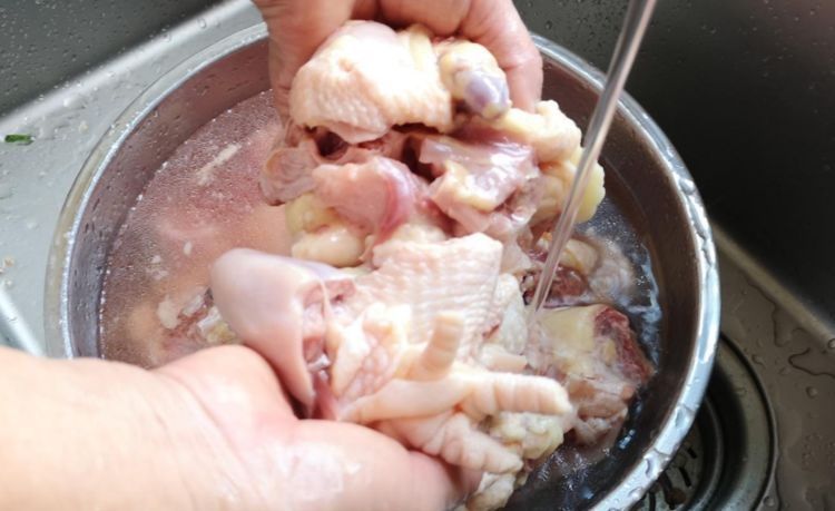 炖鸡时多做两步，比直接炖或者先焯水好吃，鲜嫩不柴，味道好