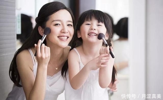 化妆品|3岁“超成熟女孩”偷偷化妆,妆后妈妈被狠狠惊艳,简直判若两人