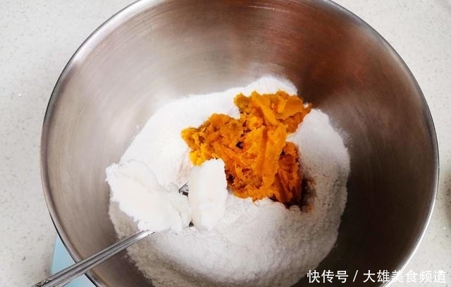 金灿灿的大馒头蓬松又暄软,自带甜味好吃又好看,照着做零失败