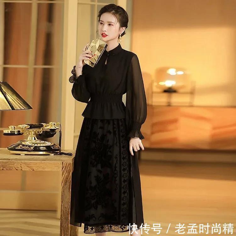 中国女性|复古风的黑色旗袍,显瘦百搭能够显出女性的气质,一般人驾驭不了