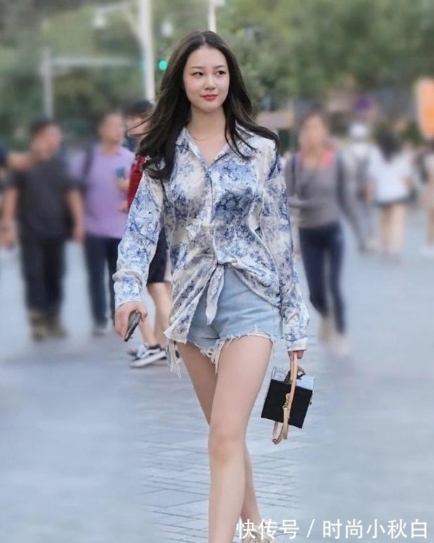 女孩|气质女孩的优雅穿搭,水墨印花衬衫搭配牛仔短裤,满满的国风韵味