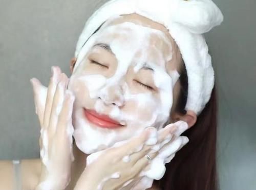 面霜 过了50岁,再懒也要学会这4种护肤方法,养成好皮肤并不难