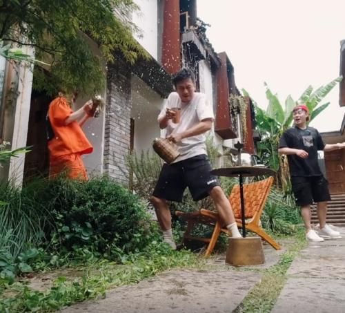 鹿晗朝邓超房间泼水,邓超拿浴巾擦地引热议,以为导演会剪掉