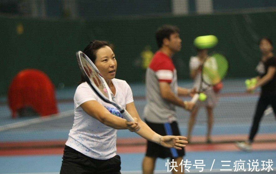 wt久违了!中国网球传奇郑洁亮相,容颜不老气质过人,37岁出任校长