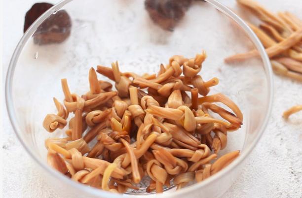 本帮菜中的经典菜,做法却很简单,4种食材加烤麸,比肉还香