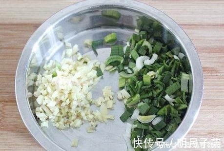 搅拌均匀|红烧狮子头家常做法，别只会小火炸，掌握技巧，丸子不松散还不腥
