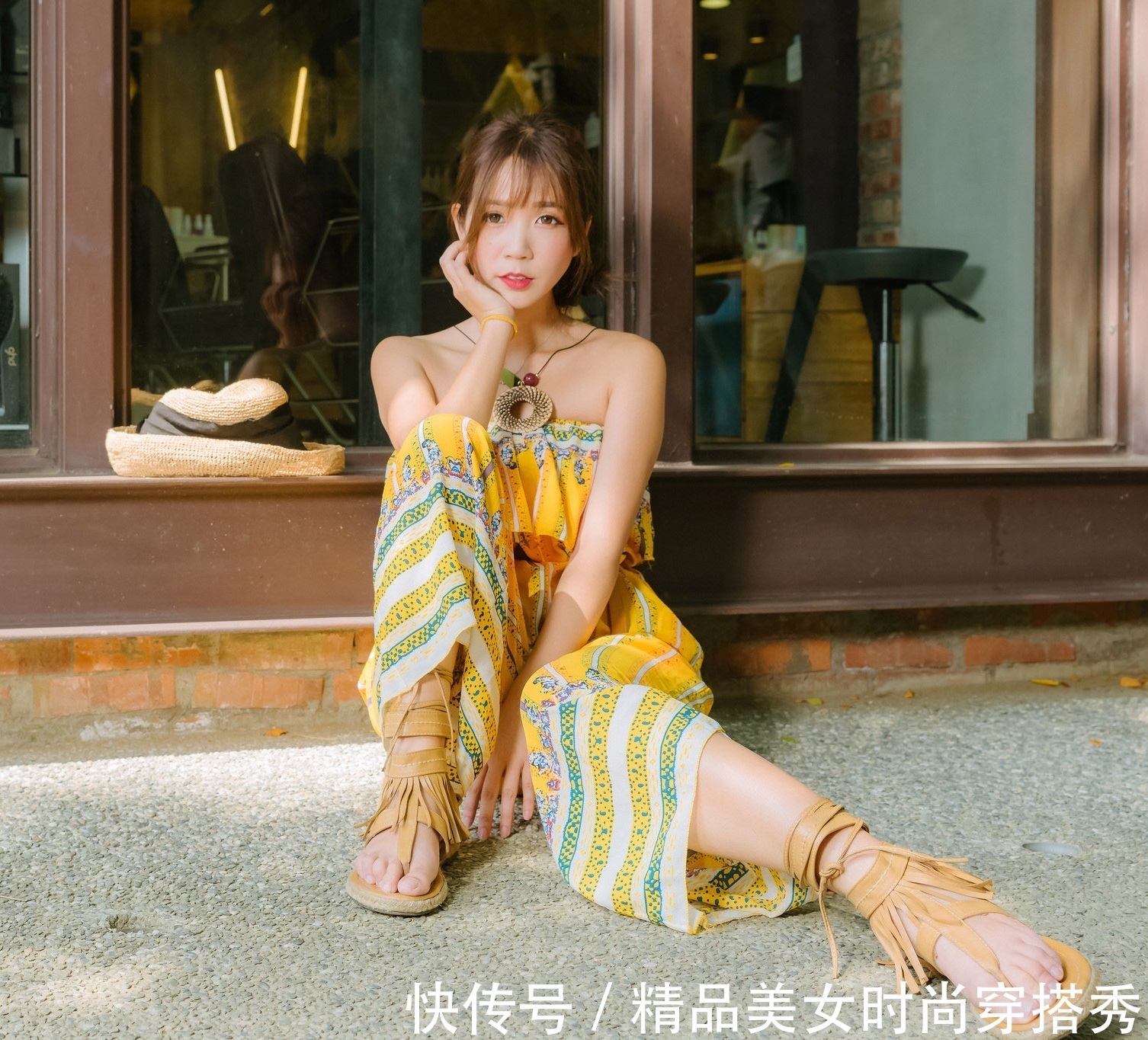 民族风|一字肩连体裤,搭配一双民族风十足的凉鞋,优雅浪漫