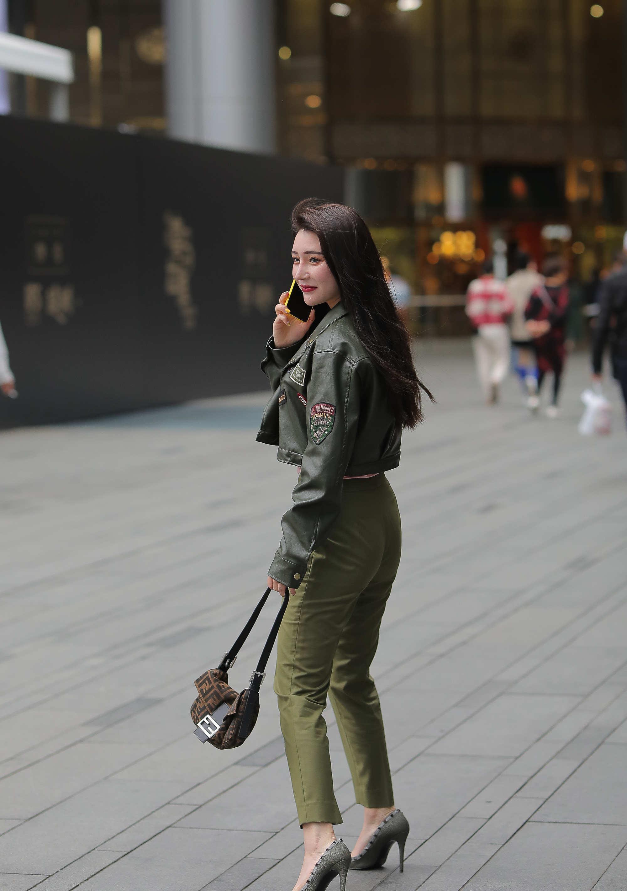 皮衣|墨绿色短皮衣，搭配同色休闲裤，潮流时尚，酷飒十足，更显霸气