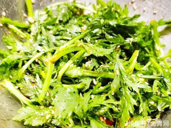失眠多吃“茼蒿菜”，每周吃2次安神助眠