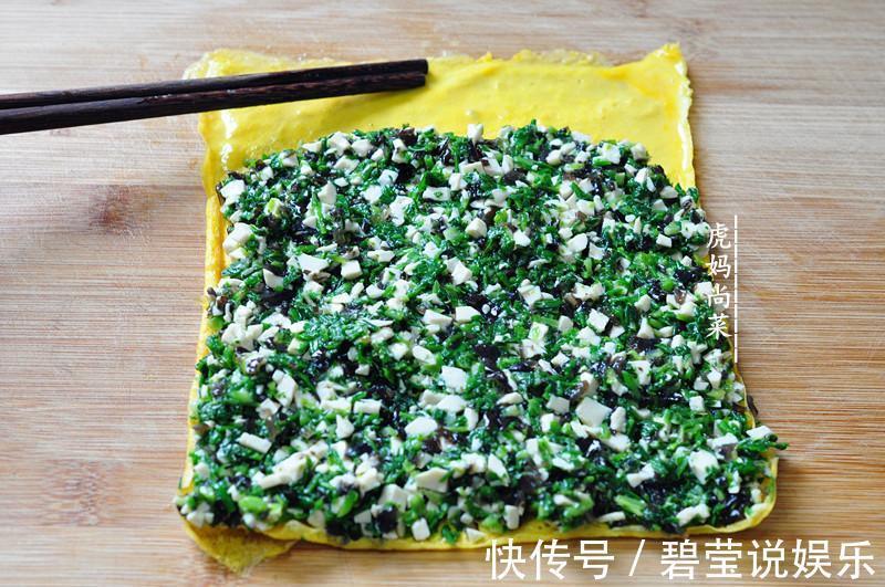 荠菜新吃法,卷起来蒸5分钟,清鲜软嫩,一口一个吃不停