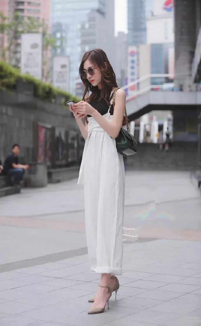 背带的阔腿裤，非常的清爽又时尚，纯白色其实非常考验本身的气质