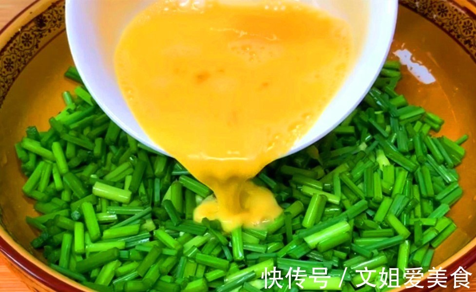 韭菜黄|秋天吃什么菜？比吃韭菜和西红柿更有营养呢？