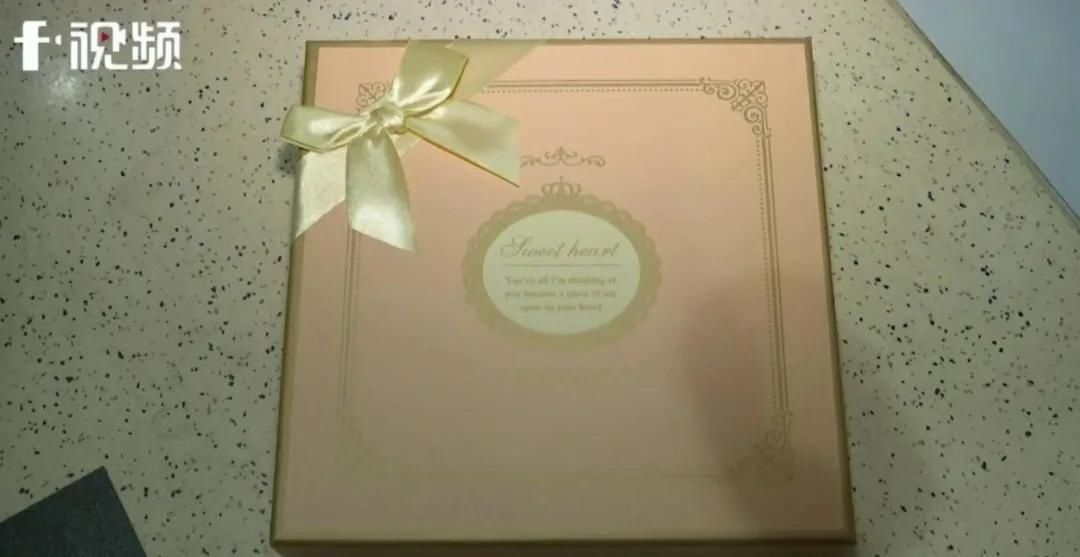 异常|2岁男童吃了块“巧克力”,异常兴奋频繁吐舌!家长:整个人感觉不太对劲