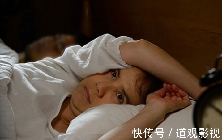 更年期|女人45岁之后不要太吝啬，常吃1种“零食”，补充雌激素，抗失眠