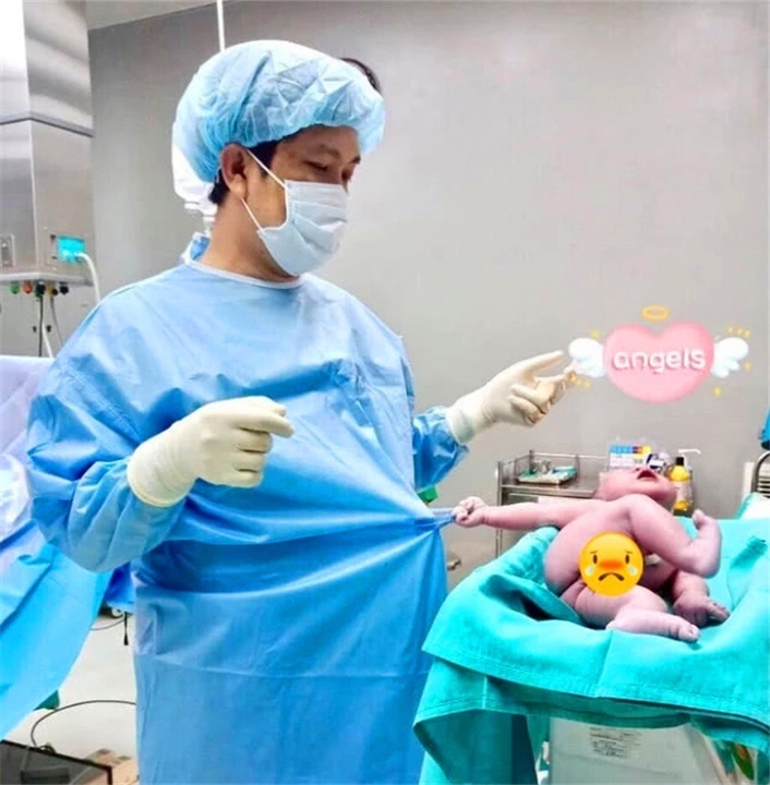 新生|新生儿出生后,死死抓住医生手术服不撒手,看到照片网友萌翻