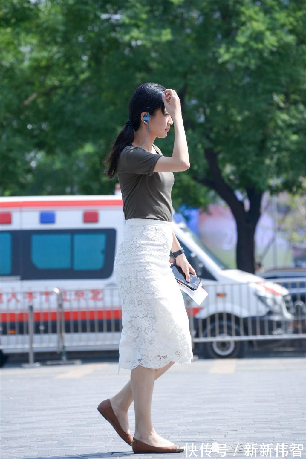 修身 白色提花高腰裙，修身效果好，却搭配一双奶奶鞋，换成高跟鞋更好