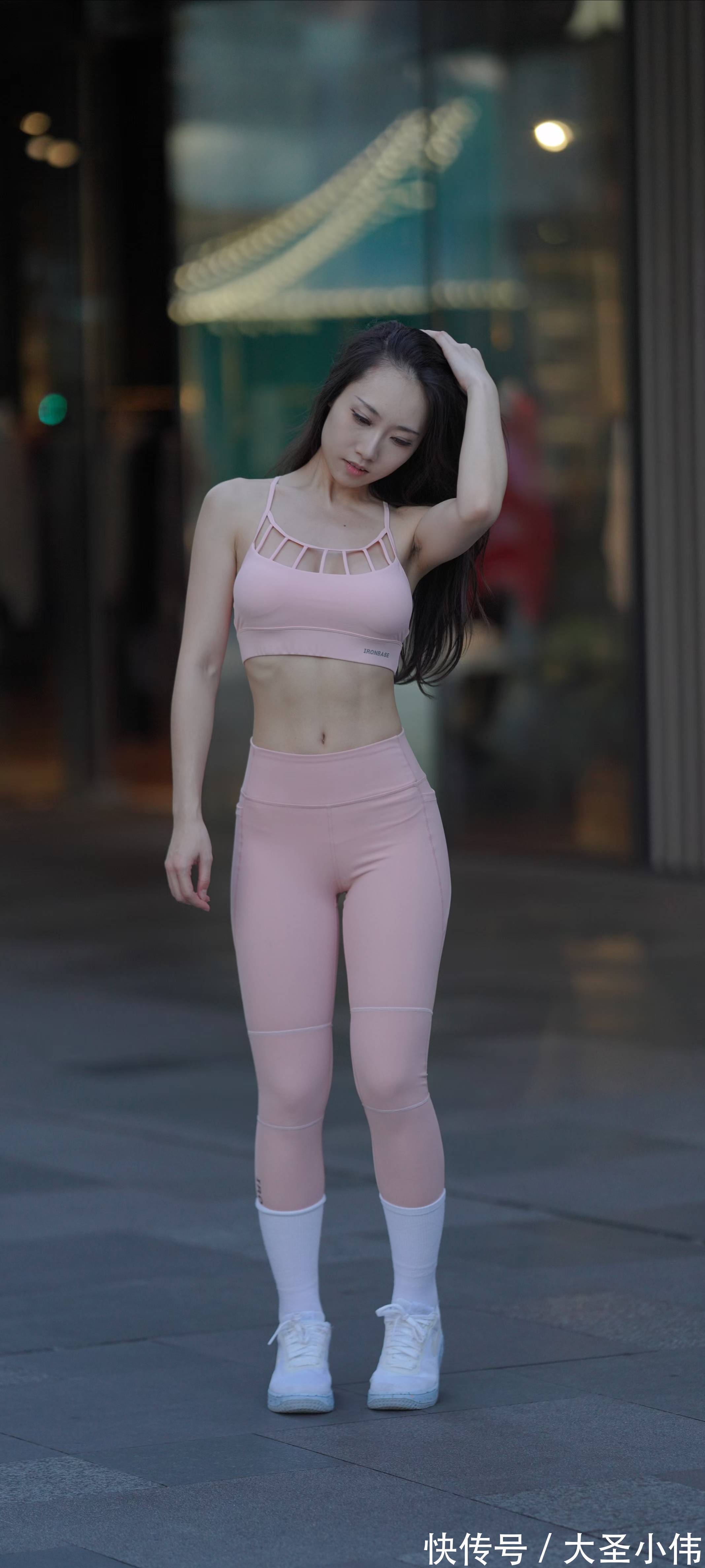 美女街拍:桃粉色运动套装搭配白色鞋袜,小姐姐又酷又飒,腹肌十分吸睛