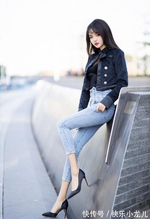 时尚 黑色长袖上衣搭配紧身牛仔裤,时尚潮流霸气十足,时尚依旧