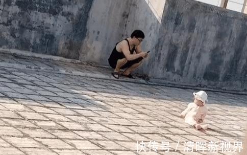 太阳|奶爸带娃在天台“佛系”晒太阳火了,所谓父爱如山,一动不动