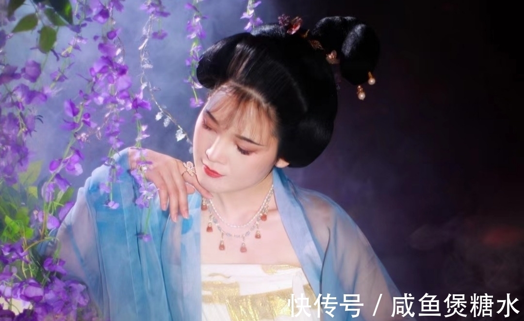 千秋!小草七律:一岁荣枯多险梦,千秋功过任闲评