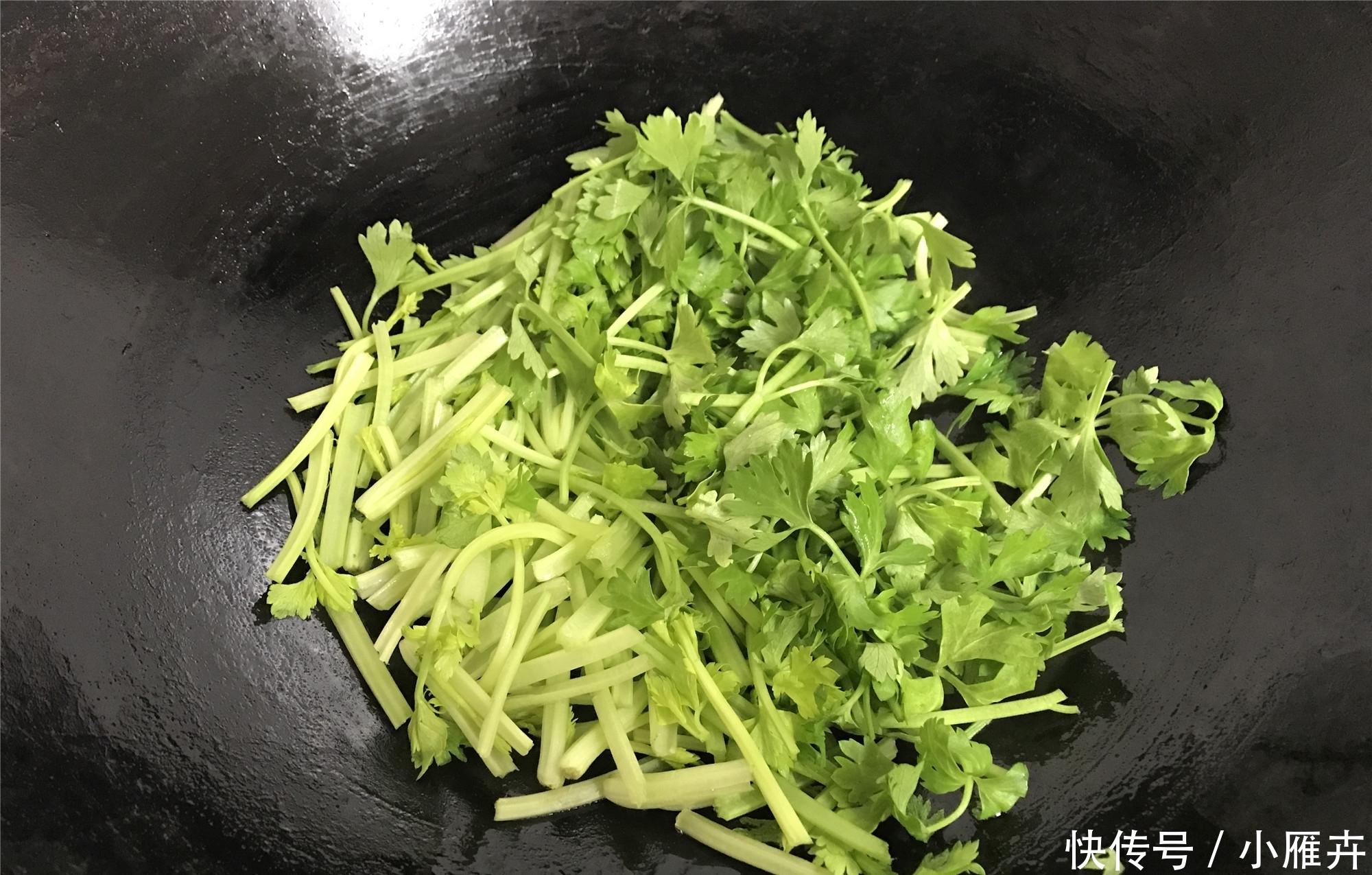 春天，宁可不吃肉也要让孩子吃此菜，益智健脑抗过敏，个子长得快