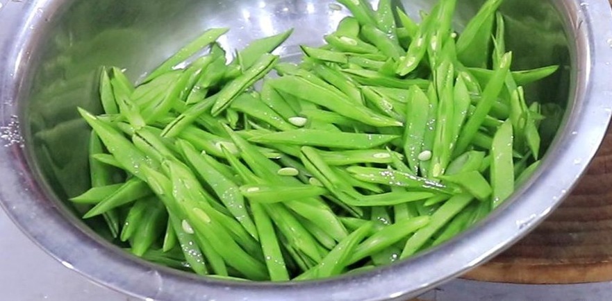 厨师长教你饭店腊肠炒芸豆做法,满满都是小技巧,清脆可口又简单