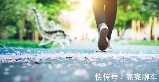 老年人|多走路有助于长寿？其实，人过了50岁，做好4件事，或比走路有效