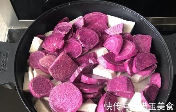 面包机|日式香芋饼,蒸完揉成泥,裹上面粉压成型,还用得着去买?