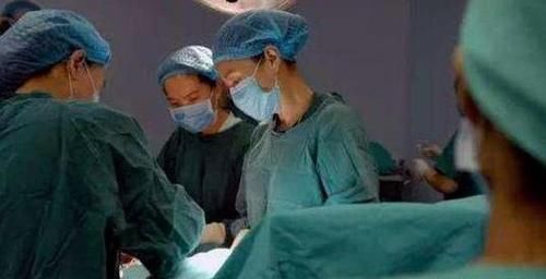 逗比|生孩子遇到“逗比”医生是啥感觉?说话像说相声,产妇笑到忘记疼