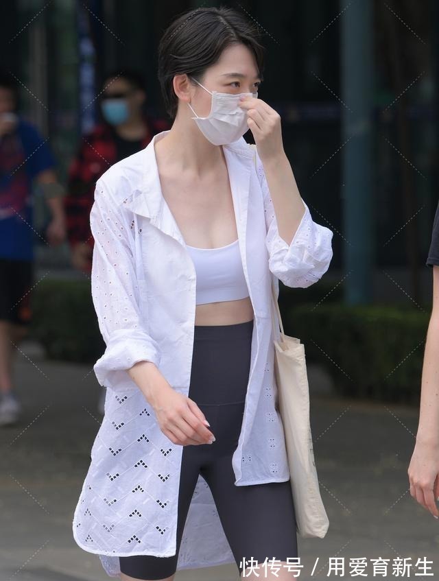 运动裤 镂空花纯白长衬衣,搭配运动套装,清爽舒适帅气十足