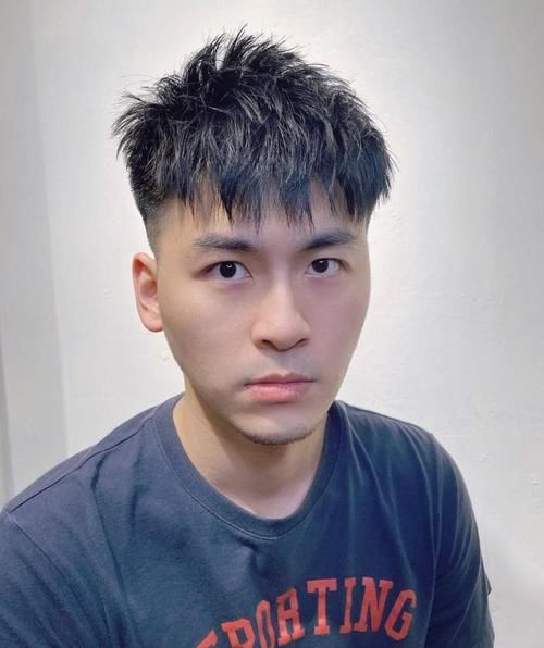 初夏男生发型也别瞎剪，2021年当下流行的男生发型图鉴参考！