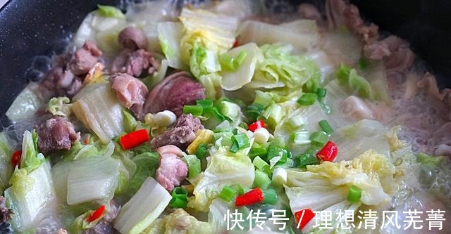 入秋后,我家爱吃这菜,2块1斤,维C含量比苹果高,炖一炖超美味!