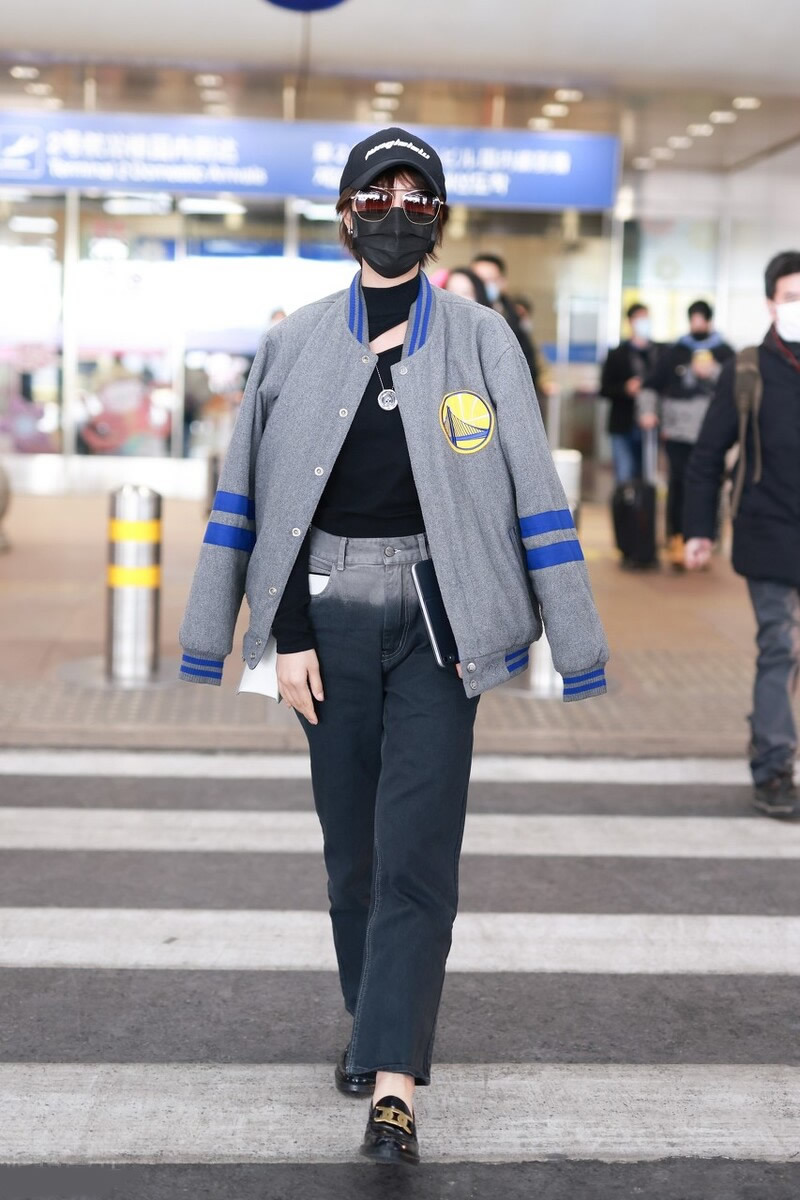 搭配 棒球服搭配要注意些什么? 短上衣不要配紧身裤, 搭配短裤很美