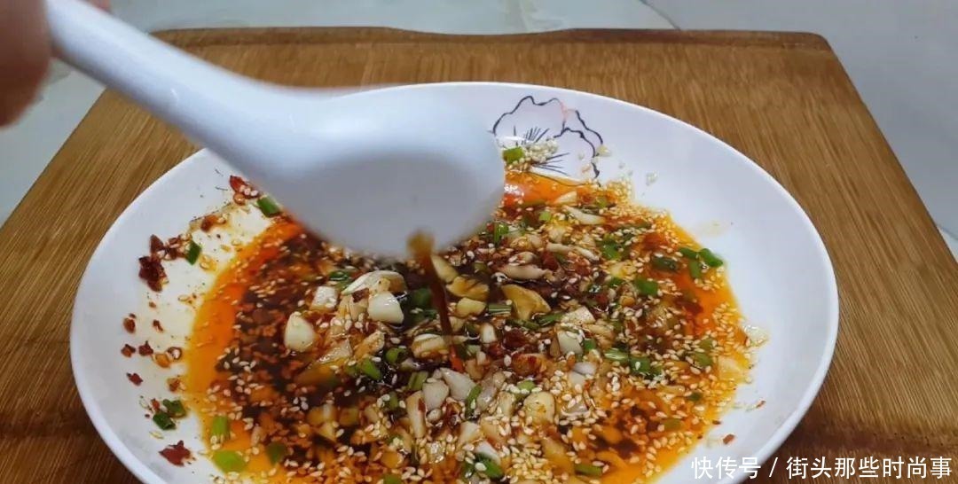 我家面条就爱这么吃,筷子一搅,做出创意凉拌面,比凉皮劲道好吃