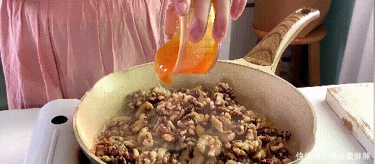 别再买坚果零食吃了，自己在家就能做，酥脆香甜，没有一点苦涩味！