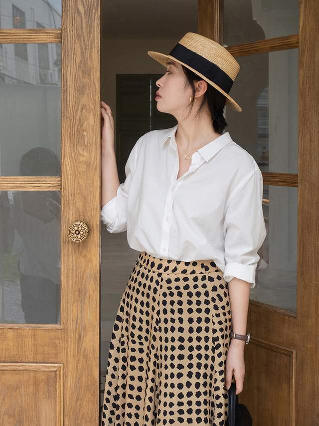 小蛮腰|35岁的女人建议多尝试简约风,浅蓝色衬衫搭配西装裤,高级时髦