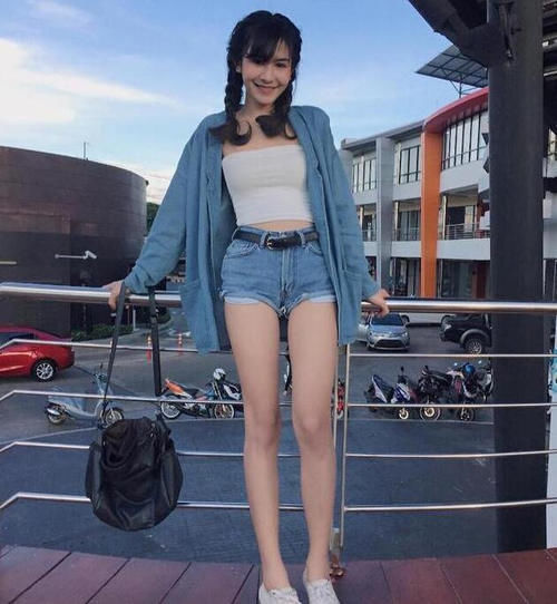 美女|女神穿搭：小姐姐爱穿洋气可爱的紧身牛仔裤，更加突显曼妙身材