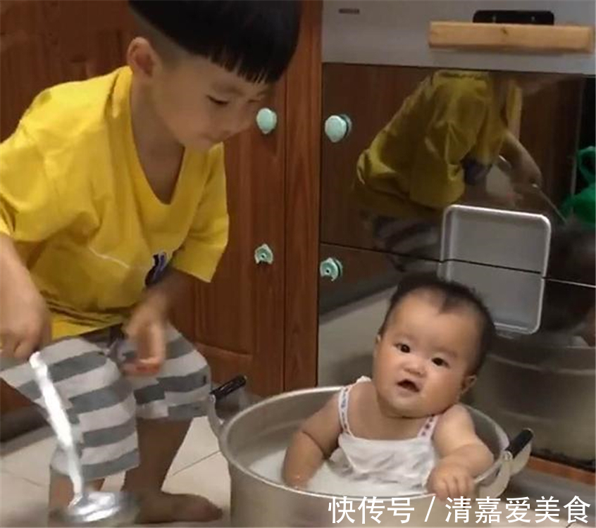 妈妈|哥哥将弟弟“下锅炖了”,妈妈发现时,旁边已经准备好了“配料”