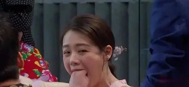 作品|美术生创作素描作品的时候,居然在嘴巴里画人,实在让人没想到