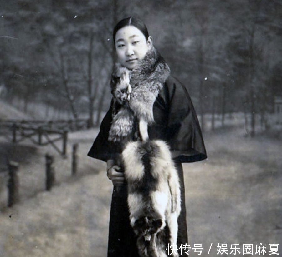 女子|晚清女子老照片：美丽惊艳的旗人女子，珠圆玉润的白富美！