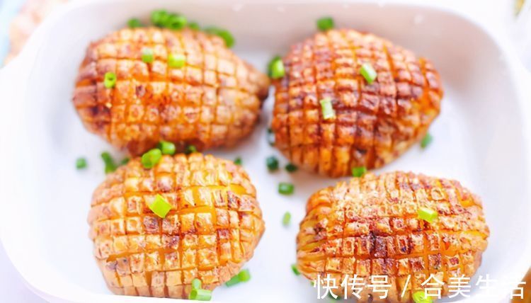 土豆的创意吃法，放进烤箱里面一烤，外脆里软，相当好吃
