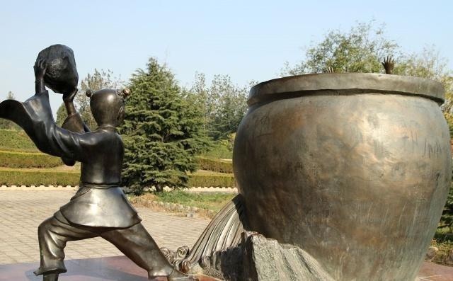 司马光砸缸@司马光砸缸人人皆知,但你可知被救的小孩是谁?难怪肯本上不写!