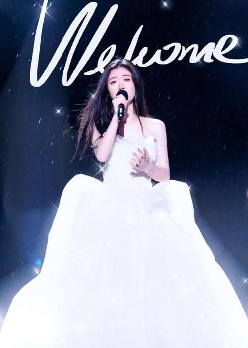 好声音|是好声音最年轻冠军,单依纯签约李健好友公司,白色大摆裙纯美