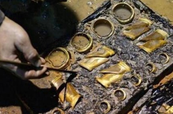 珍宝$千年古墓被光顾,盗墓贼少挖5厘米,却错失10吨珍宝