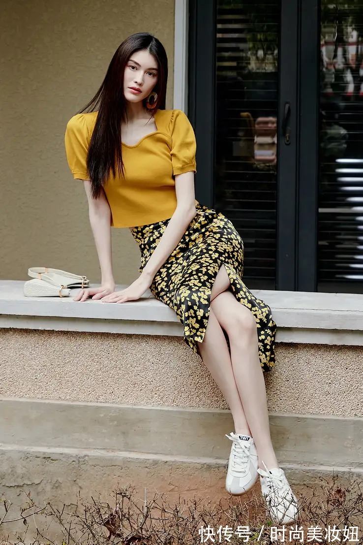 章小惠|被章小惠的“贵妇感”惊艳,穿西装配彩色印花裙,高贵又洋气